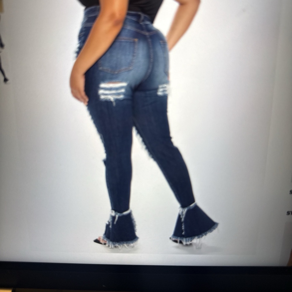 FASHION NOVA
Women's Distressed Flare Jeans - Blue
SIZE 3X